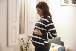 Was bedeutet ein gelber Ausfluss in der Schwangerschaft? Ursachen und Behandlungen