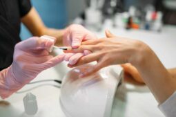 Mikroplastik, semipermanente Nagellacke oder Kochutensilien: Schadstoffe, die die Fruchtbarkeit beeinträchtigen